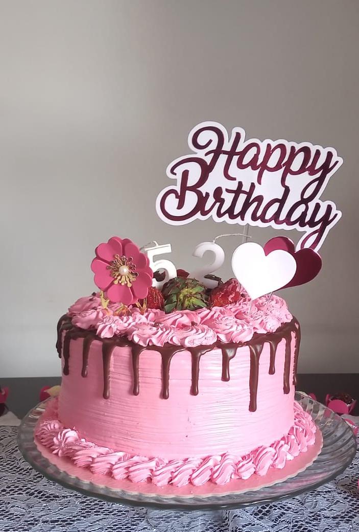 Bolo rosa de aniversário com chocolate e morangos